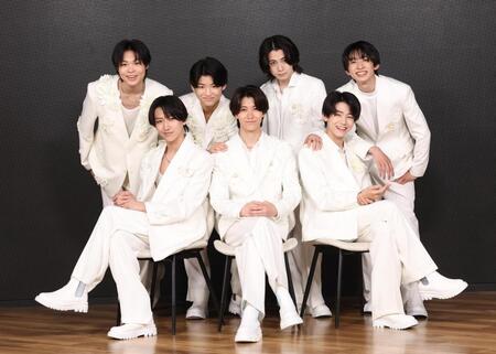 　７月７日にデビューしたＣＬＡＳＳ　ＳＥＶＥＮの（前列左から）高田憐、大東立樹、野秀侑、（後列同）中澤漣、横田大雅、近藤大海、星慧音（撮影・佐々木彰尚）