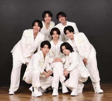 　７月７日にデビューしたＣＬＡＳＳ　ＳＥＶＥＮの（前列左から）横田大雅、近藤大海、（中列同）高田憐、大東立樹、近藤大海、（後列同）中澤漣、星慧音（撮影・佐々木彰尚）