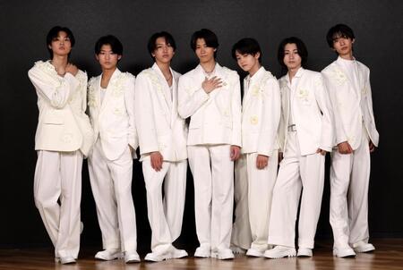 ７月７日にデビューしたＣＬＡＳＳ　ＳＥＶＥＮの（左から）中澤漣、横田大雅、高田憐、大東立樹、野秀侑、近藤大海、星慧音＝東京・有明のＴＯＢＥ（撮影・佐々木彰尚）