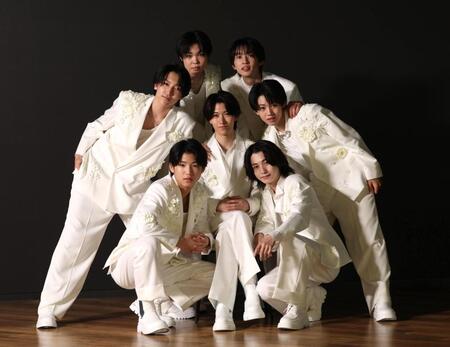 　７月７日にデビューしたＣＬＡＳＳ　ＳＥＶＥＮの（前列左から）横田大雅、近藤大海、（中列同）高田憐、大東立樹、近藤大海、（後列同）中澤漣、星慧音（撮影・佐々木彰尚）