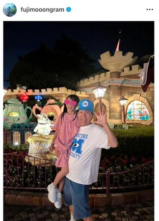 次女を抱っこ。藤本敏史のインスタグラム＠ｆｕｊｉｍｏｏｏｎｇｒａｍ（６月３日付）より