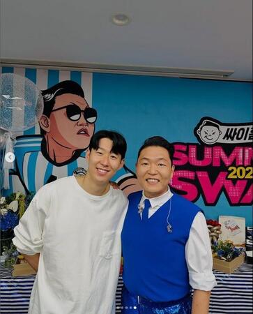 【写真】「江南スタイル」歌手　トットナム主将・孫興民と笑顔の２ショット