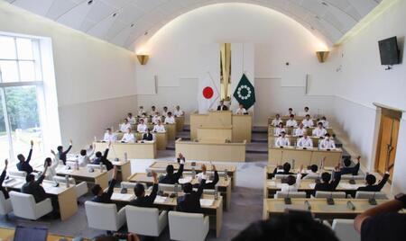 　田久保真紀市長に対する辞職勧告決議を全会一致で可決した静岡県伊東市議会