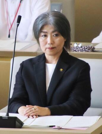 　静岡県伊東市議会で、自身に対する辞職勧告決議を見届ける田久保真紀市長