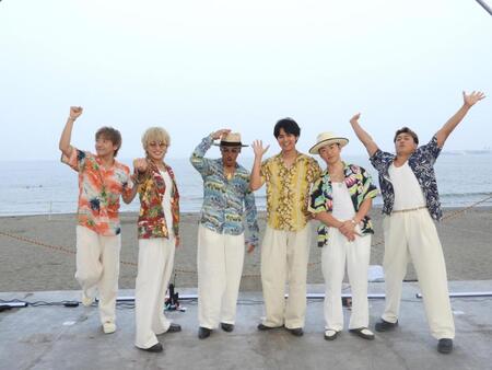 　ビーチイベントでわちゃわちゃするＧＥＮＥＲＡＴＩＯＮＳの（左から）小森隼、白濱亜嵐、数原龍友、片寄涼太、佐野玲於、中務裕太