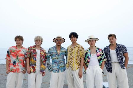 　ビーチでイベントを開催したＧＥＮＥＲＡＴＩＯＮＳの（左から）小森隼、白濱亜嵐、数原龍友、片寄涼太、佐野玲於、中務裕太