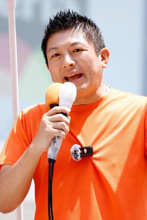 街頭演説をする参政党の神谷代表＝５日午前、大阪市中央区