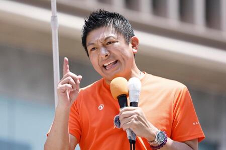 街頭演説で支持を訴える参政党の神谷代表＝５日午前、大阪市中央区