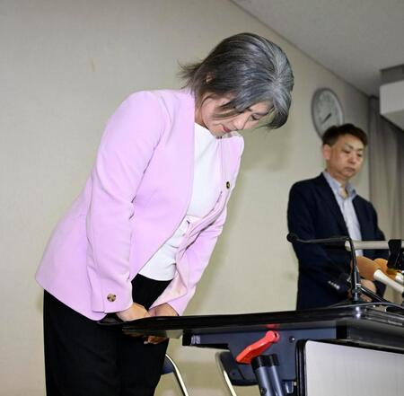 　記者会見で謝罪し、頭を下げる静岡県伊東市の田久保真紀市長（提供・共同通信社）