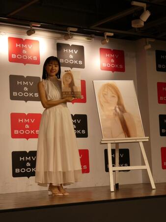 　写真集を手に取る高木悠未＝都内