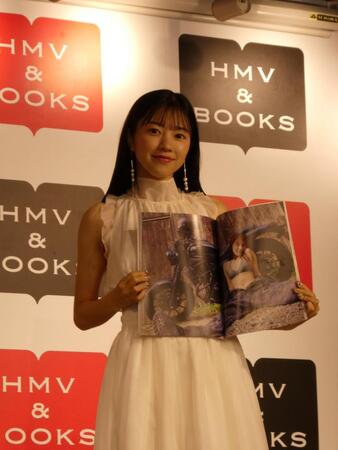 　写真集のお気に入りページを見せる高木悠未＝都内