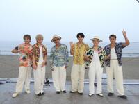 　アロハシャツ姿でビーチイベントを行ったＧＥＮＥＲＡＴＩＯＮＳの（左から）小森隼、白濱亜嵐、数原龍友、片寄涼太、佐野玲於、中務裕太