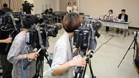 　静岡県伊東市で開かれた田久保真紀市長の記者会見＝７日午後