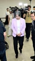 　記者会見を終え退室する静岡県伊東市の田久保真紀市長＝７日午後、伊東市