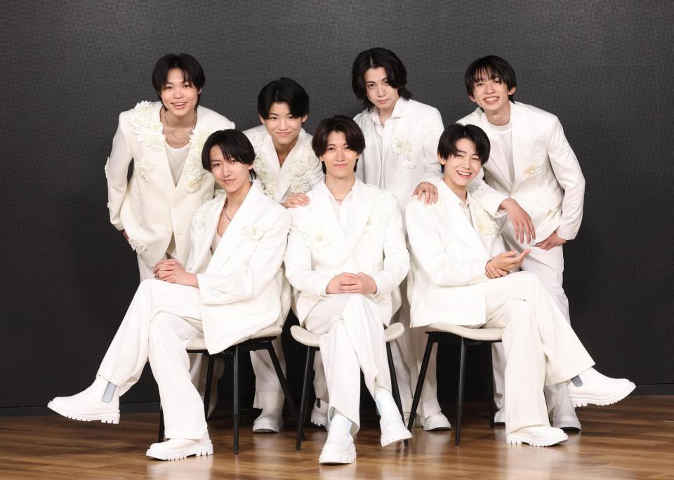 　７月７日にデビューしたＣＬＡＳＳ　ＳＥＶＥＮの（前列左から）高田憐、大東立樹、野秀侑、（後列同）中澤漣、横田大雅、近藤大海、星慧音（撮影・佐々木彰尚）
