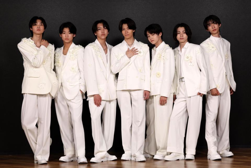 ７月７日にデビューしたＣＬＡＳＳ　ＳＥＶＥＮの（左から）中澤漣、横田大雅、高田憐、大東立樹、野秀侑、近藤大海、星慧音＝東京・有明のＴＯＢＥ（撮影・佐々木彰尚）