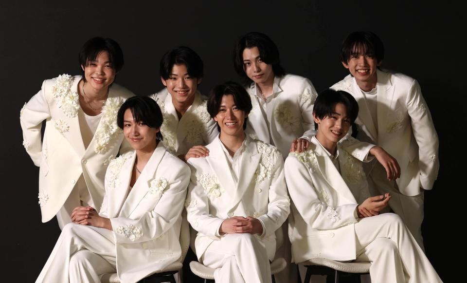 ７月７日にデビューしたＣＬＡＳＳ　ＳＥＶＥＮの（前列左から）高田憐、大東立樹、野秀侑、（後列同）中澤漣、横田大雅、近藤大海、星慧音＝東京・有明のＴＯＢＥ（撮影・佐々木彰尚）