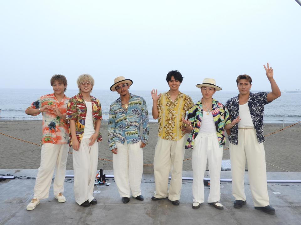 　アロハシャツ姿でビーチイベントを行ったＧＥＮＥＲＡＴＩＯＮＳの（左から）小森隼、白濱亜嵐、数原龍友、片寄涼太、佐野玲於、中務裕太