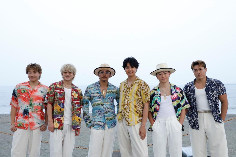 　ビーチでイベントを開催したＧＥＮＥＲＡＴＩＯＮＳの（左から）小森隼、白濱亜嵐、数原龍友、片寄涼太、佐野玲於、中務裕太