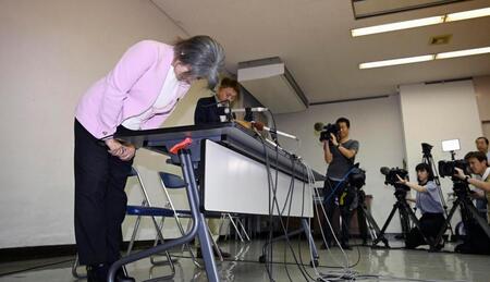 　記者会見で謝罪し、頭を下げる静岡県伊東市の田久保真紀市長＝７日午後、伊東市