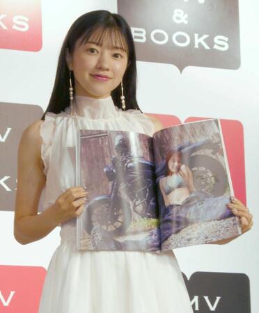 　写真集のお気に入りページを見せる高木悠未＝都内