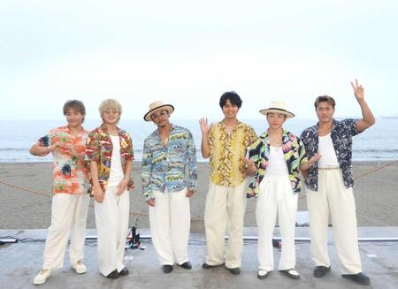 　アロハシャツ姿でビーチイベントを行ったＧＥＮＥＲＡＴＩＯＮＳの（左から）小森隼、白濱亜嵐、数原龍友、片寄涼太、佐野玲於、中務裕太