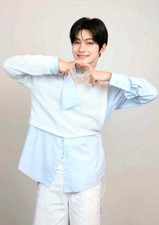 　ポーズを決めるＪＩＨＯＯＮ