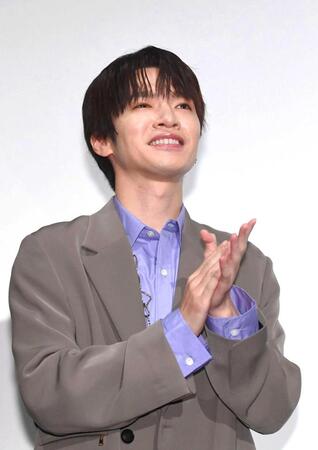 　笑顔を見せる深澤辰哉