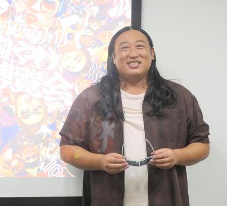 笑顔で撮影に応じた秋山竜次＝東京・渋谷ファーストプレイス