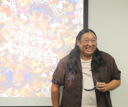 　目力強く撮影に応じた秋山竜次＝東京・渋谷ファーストプレイス