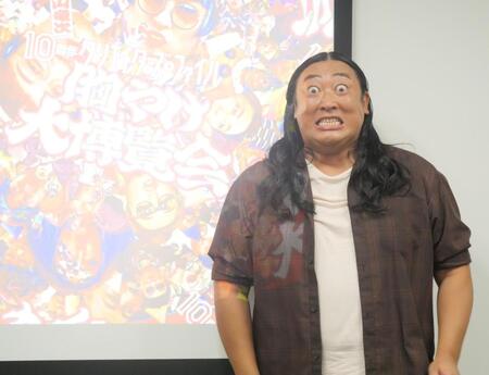 目力強く撮影に応じた秋山竜次＝東京・渋谷ファーストプレイス