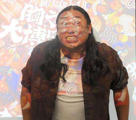 　プロジェクターの光りがかぶり不気味に写る秋山竜次＝東京・渋谷ファーストプレイス