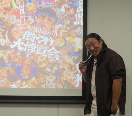 　目力強く撮影に応じた秋山竜次