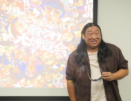 　目力強く撮影に応じた秋山竜次＝東京・渋谷ファーストプレイス