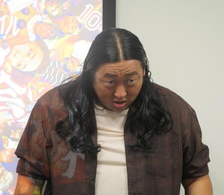 　癖の強い表情で撮影に応じた秋山竜次＝東京・渋谷ファーストプレイス