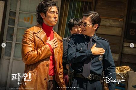 　Ｄｉｓｎｅｙ　Ｐｌｕｓ　Ｋｏｒｅａの公式インスタグラム＠ｄｉｓｎｅｙｐｌｕｓｋｒより　ドラマ「パイン　ならず者たち」で“木浦（モッポ）の遊び人”ボルグ役を演じる東方神起のユンホ