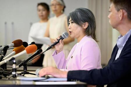 　記者会見で辞任を表明する静岡県伊東市の田久保真紀市長＝７日午後、伊東市