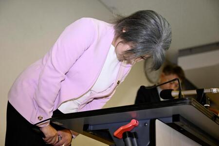 　記者会見で謝罪し、頭を下げる静岡県伊東市の田久保真紀市長＝７日午後、伊東市