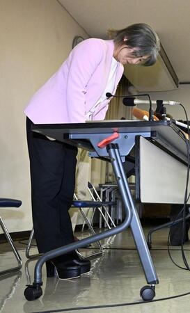 　記者会見で謝罪し、頭を下げる静岡県伊東市の田久保真紀市長＝７日午後、伊東市