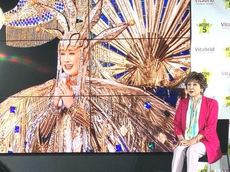 　豪華衣装で出場したＮＨＫ紅白歌合戦を振り返る小林幸子
