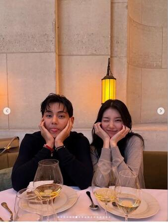 　ｍｉｓｓ　Ａ・スジの公式インスタグラム＠ｓｋｕｕｋｚｋｙより（左から）ＢＴＳ・Ｖ、スジ