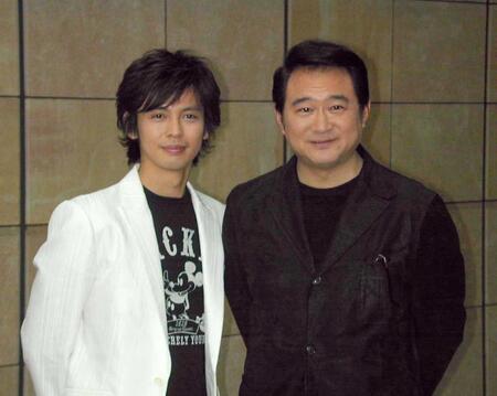 　ドラマの発表懇親会で船越英一郎（右）と河相我聞＝２００６年