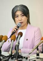 　記者会見で辞任を表明する静岡県伊東市の田久保真紀市長＝７日午後、伊東市