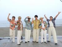 　ビーチイベントでわちゃわちゃするＧＥＮＥＲＡＴＩＯＮＳの（左から）小森隼、白濱亜嵐、数原龍友、片寄涼太、佐野玲於、中務裕太