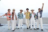 　ビーチでイベントを開催したＧＥＮＥＲＡＴＩＯＮＳの（左から）小森隼、白濱亜嵐、数原龍友、片寄涼太、佐野玲於、中務裕太