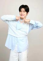 　ポーズを決めるＪＩＨＯＯＮ