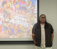 　ファンからプレゼントされた謎のサングラスをかけ撮影に応じた秋山竜次