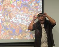 　目力強く撮影に応じた秋山竜次