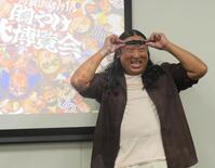 　目力強く撮影に応じた秋山竜次