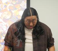 　癖の強い表情で撮影に応じた秋山竜次＝東京・渋谷ファーストプレイス